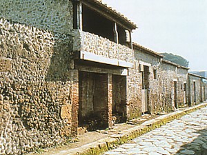 Rue de l'Abondance - Maison avec balcon -