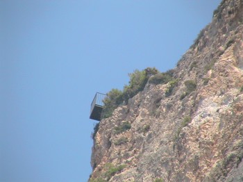 Plateforme d'observation au dessus de la falaise surplombant la plage